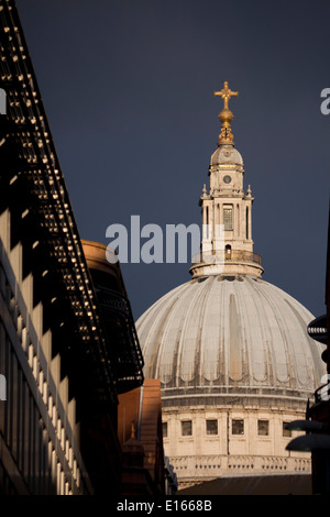 Str. Pauls Kathedrale Kuppel gesehen zwischen den Gebäuden entlang der Straße in dramatischen Sturm hell mit dunklen Himmel City of London England UK Stockfoto