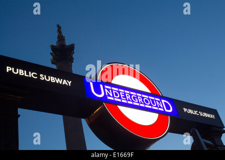 Trafalgar Square Tube u-Bahn u-Bahnstation und öffentlichen u-Bahn Zeichen Rondell Mit Nelsonsäule über London England UK Stockfoto