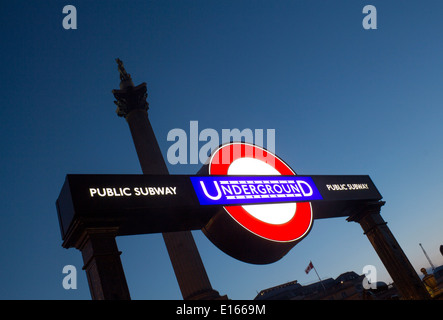 Trafalgar Square Tube u-Bahn u-Bahnstation Zeichen Rondell Mit Nelsonsäule über London England UK Stockfoto