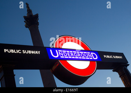 Trafalgar Square Tube u-Bahn u-Bahnstation Zeichen Rondell Mit Nelsonsäule über London England UK Stockfoto