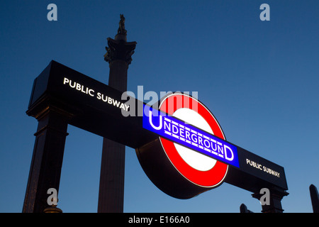 Trafalgar Square Tube u-Bahn u-Bahnstation Zeichen Rondell Mit Nelsonsäule über London England UK Stockfoto