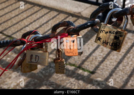 Einige von den Tausenden von Vorhängeschlössern am Geländer neben den Fluss Mersey in Liverpool neben das Albert Dock, links von den Liebhabern. Stockfoto