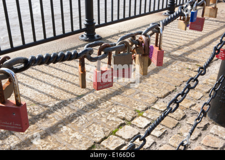 Einige von den Tausenden von Vorhängeschlössern am Geländer neben den Fluss Mersey in Liverpool neben das Albert Dock, links von den Liebhabern. Stockfoto