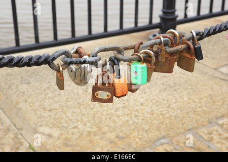 Einige von den Tausenden von Vorhängeschlössern am Geländer neben den Fluss Mersey in Liverpool neben das Albert Dock, links von den Liebhabern. Stockfoto