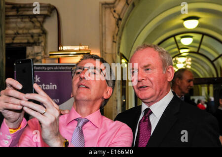 Belfast, Nordirland. 23. Mai 2014 - Lord Bürgermeister von Belfast, Máirtín Ó Muilleoir, nimmt eine "Selfie" mit Martin McGuinness (beide Sinn Féin) innen Belfast City Hall Credit: Stephen Barnes/Alamy Live News Stockfoto