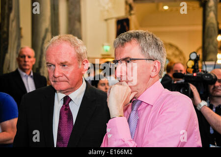 Belfast, Nordirland. 23. Mai 2014 - Lord Bürgermeister von Belfast, Máirtín Ó Muilleoir und Martin McGuinness (beide Sinn Féin) betrachten die Wahlergebnisse bei der Belfast City Hall Credit: Stephen Barnes/Alamy Live News Stockfoto