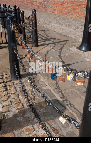 Einige von den Tausenden von Vorhängeschlössern am Geländer neben den Fluss Mersey in Liverpool neben das Albert Dock, links von den Liebhabern. Stockfoto