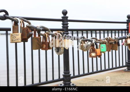 Einige von den Tausenden von Vorhängeschlössern am Geländer neben den Fluss Mersey in Liverpool neben das Albert Dock, links von den Liebhabern. Stockfoto