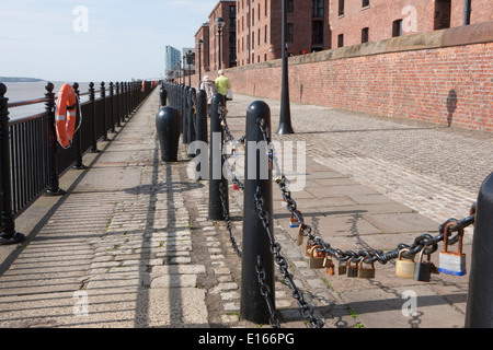 Einige von den Tausenden von Vorhängeschlössern am Geländer neben den Fluss Mersey in Liverpool neben das Albert Dock, links von den Liebhabern. Stockfoto