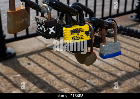 Einige von den Tausenden von Vorhängeschlössern am Geländer neben den Fluss Mersey in Liverpool neben das Albert Dock, links von den Liebhabern. Stockfoto