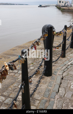 Einige von den Tausenden von Vorhängeschlössern am Geländer neben den Fluss Mersey in Liverpool neben das Albert Dock, links von den Liebhabern. Stockfoto