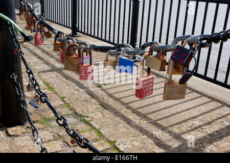 Einige von den Tausenden von Vorhängeschlössern am Geländer neben den Fluss Mersey in Liverpool neben das Albert Dock, links von den Liebhabern. Stockfoto