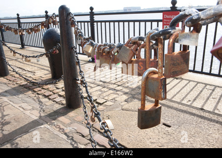 Einige von den Tausenden von Vorhängeschlössern am Geländer neben den Fluss Mersey in Liverpool neben das Albert Dock, links von den Liebhabern. Stockfoto