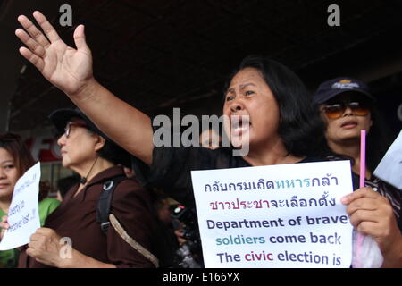 Bangkok, Thailand. 24. Mai 2014. Menschen besuchen einen Anti-Putsch-Protest in Bangkok, Thailand, 24. Mai 2014. Das thailändische Militär am Donnerstag inszenierte einen Staatsstreich um eine gewählte Regierung und Parlament zu stürzen und Abschaffung der Verfassung nach Monaten eines ungelösten politischen Konflikts. Bildnachweis: Li Yinze/Xinhua/Alamy Live-Nachrichten Stockfoto