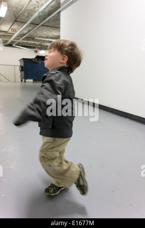 Seitenansicht eines jungen spielen Stockfoto