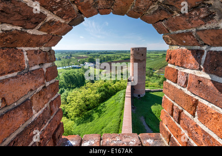 Blick auf Masowien Plain von Torturm Scharte in Masowien Fürsten Burg in der Nähe von Dorf Czersk, Polen Stockfoto