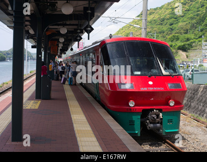 JR-Express-Zug kommt in Huis Ten Bosch, ein Themenpark in Sasebo, Nagasaki, Japan. Niederlande und niederländische Gebäude rekonstruiert. Stockfoto