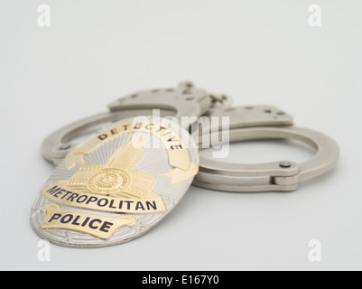 Metropolitan Police Detective Schild mit Smith & Wesson Polizei Thema Handschellen Stockfoto