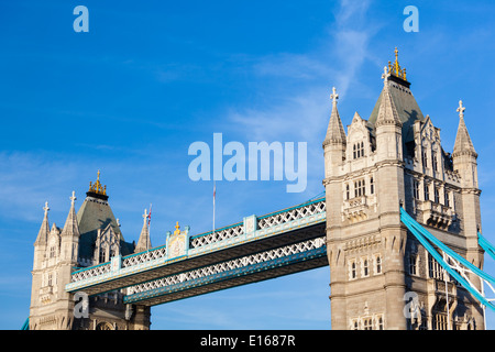 Detail-Schuss von der Tower Bridge in London mit blauem Himmel. Stockfoto