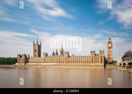 Langzeitbelichtung Panorama von den Houses of Parliament in London mit blauen Himmel und die Westminster Bridge auf der rechten Seite. Stockfoto