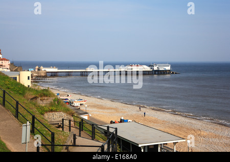 Ein Blick auf die Oststrand und die Seebrücke von den Klippen bei Cromer, Norfolk, England, Vereinigtes Königreich. Stockfoto