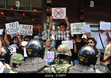 Bangkok, Thailand. 24. Mai 2014. Menschen besuchen einen Anti-Putsch-Protest vor einem Einkaufszentrum in Bangkok, Thailand, 24. Mai 2014. Das thailändische Militär am Donnerstag inszenierte einen Staatsstreich um eine gewählte Regierung und Parlament zu stürzen und Abschaffung der Verfassung nach Monaten eines ungelösten politischen Konflikts. Bildnachweis: Rachen Sageamsak/Xinhua/Alamy Live-Nachrichten Stockfoto