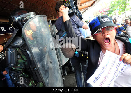 Bangkok, Thailand. 24. Mai 2014. Menschen besuchen einen Anti-Putsch-Protest vor einem Einkaufszentrum in Bangkok, Thailand, 24. Mai 2014. Das thailändische Militär am Donnerstag inszenierte einen Staatsstreich um eine gewählte Regierung und Parlament zu stürzen und Abschaffung der Verfassung nach Monaten eines ungelösten politischen Konflikts. Bildnachweis: Rachen Sageamsak/Xinhua/Alamy Live-Nachrichten Stockfoto