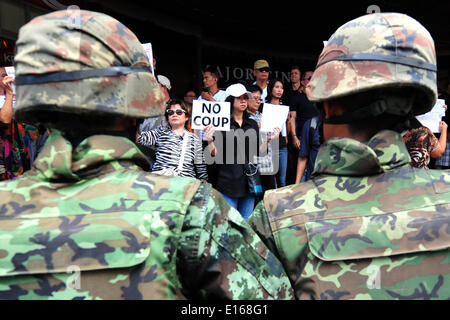 Bangkok, Thailand. 24. Mai 2014. Menschen besuchen einen Anti-Putsch-Protest vor einem Einkaufszentrum in Bangkok, Thailand, 24. Mai 2014. Das thailändische Militär am Donnerstag inszenierte einen Staatsstreich um eine gewählte Regierung und Parlament zu stürzen und Abschaffung der Verfassung nach Monaten eines ungelösten politischen Konflikts. Bildnachweis: Rachen Sageamsak/Xinhua/Alamy Live-Nachrichten Stockfoto