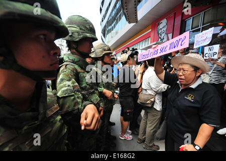 Bangkok, Thailand. 24. Mai 2014. Menschen besuchen einen Anti-Putsch-Protest vor einem Einkaufszentrum in Bangkok, Thailand, 24. Mai 2014. Das thailändische Militär am Donnerstag inszenierte einen Staatsstreich um eine gewählte Regierung und Parlament zu stürzen und Abschaffung der Verfassung nach Monaten eines ungelösten politischen Konflikts. Bildnachweis: Rachen Sageamsak/Xinhua/Alamy Live-Nachrichten Stockfoto