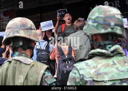 Bangkok, Thailand. 24. Mai 2014. Menschen besuchen einen Anti-Putsch-Protest vor einem Einkaufszentrum in Bangkok, Thailand, 24. Mai 2014. Das thailändische Militär am Donnerstag inszenierte einen Staatsstreich um eine gewählte Regierung und Parlament zu stürzen und Abschaffung der Verfassung nach Monaten eines ungelösten politischen Konflikts. Bildnachweis: Rachen Sageamsak/Xinhua/Alamy Live-Nachrichten Stockfoto