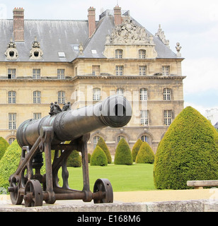 Historische Kanone im Museum von Les Invalides in Paris Stockfoto