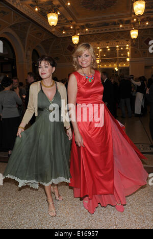 München, Deutschland. 23. Mai 2014. Die Schauspielerinnen Anja Kruse (L) und Maren Gilzer feiern nach der Vorstellung von den Bayerischen Fernsehpreis 2014 in München, 23. Mai 2014. Der Bayerischen Fernsehpreis in Form von einem Panther ist seit 1989 präsentiert. Foto: Ursula Düren/Dpa/Alamy Live News Stockfoto