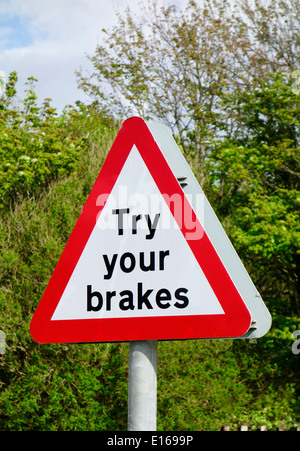 Rote Warnung dreieckigen versuchen Ihre Bremsen Road Sign, UK Stockfoto