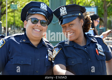 Porträt von 2 New York City Polizist Polizistinnen bei der Verzögerung B'Omer Parade in Crown Heights, Brooklyn, New York City. Stockfoto