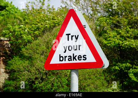 Rote Warnung dreieckigen versuchen Ihre Bremsen Road Sign, UK Stockfoto