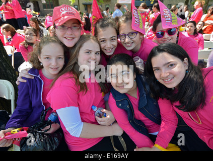 Religiöse jüdische Mädchen im Publikum der Verzögerung B'Omer Parade in Crown Heights, Brooklyn, New York Stockfoto