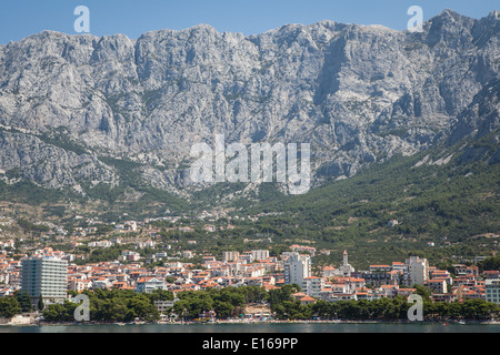 Stadt von Makarska, beliebte touristische Zentrum befindet sich in Makarska Riviera zwischen Biokovo-Gebirge und dem Adriatischen Meer in Kroatien Stockfoto