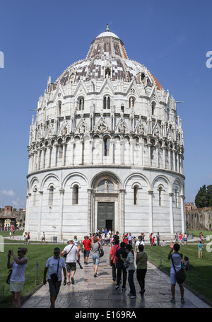 Touristen flanieren um die Baptisterium des Johannes an der Piazza dei Miracoli in Tuscany Stadt Pisa, Italien. Stockfoto