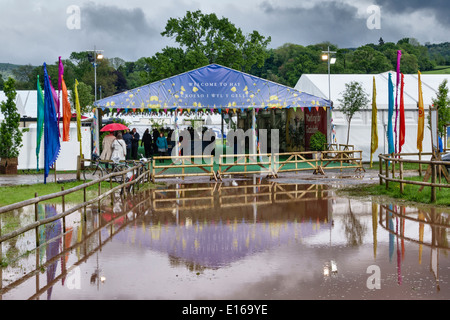 Einem regnerischen Tag in 2014 Hay Festival of Literature - überfluteten Eingang zu dem Gelände Stockfoto