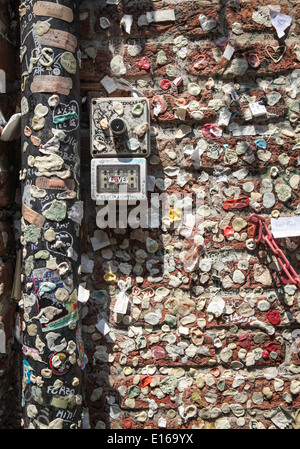 Bunte Bubble Gums klebte an der alten Mauer und angrenzende Dachrinne im Innenhof des Haus der Julia in Verona, Italien Stockfoto