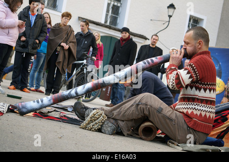 Ein Straßenunterhalter, der das Didgeridoo auf dem Platz spielt, heißt Kapitelplatz in der Stadt Salzburg Österreich Europa EU 2013 Stockfoto