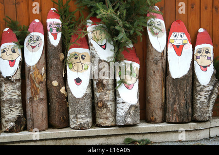 Festlicher Vater Weihnachtsstämme, die von einem Händler in verkauft werden Der jährliche Weihnachtsmarkt in der Stadt Salzburg Österreich Europa EU 2013 Stockfoto