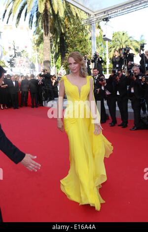 Cannes, Frankreich. 23. Mai 2014. Schauspielerin Uma Thurman besucht die Premiere von "Sils Maria" während der 67. Internationalen Filmfestspiele von Cannes am Palais des Festivals in Cannes, Frankreich, am 23. Mai 2014. Foto: Hubert Boesl - kein Draht-SERVICE - Kredit: Dpa picture-Alliance/Alamy Live News Stockfoto