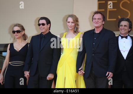 Cannes, Frankreich. 23. Mai 2014. US-Schauspieler Kelly Preston (L-R), John Travolta, Uma Thurman, US-Regisseur Quentin Tarantino und US Produzent Lawrence Bender besuchen die Premiere von Sils Maria während der 67. Internationalen Filmfestspiele von Cannes am Palais des Festivals in Cannes, Frankreich, am 23. Mai 2014. Foto: Hubert Boesl-NO WIRE SERVICE - Kredit: Dpa picture-Alliance/Alamy Live News Stockfoto