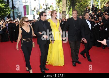 Cannes, Frankreich. 23. Mai 2014. US-Schauspieler Kelly Preston (L-R), John Travolta, Uma Thurman, US-Regisseur Quentin Tarantino und US Produzent Lawrence Bender besuchen die Premiere von Sils Maria während der 67. Internationalen Filmfestspiele von Cannes am Palais des Festivals in Cannes, Frankreich, am 23. Mai 2014. Foto: Hubert Boesl-NO WIRE SERVICE - Kredit: Dpa picture-Alliance/Alamy Live News Stockfoto