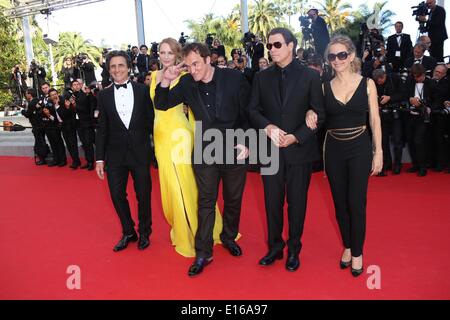 Cannes, Frankreich. 23. Mai 2014. US-Schauspieler Kelly Preston (R-L), John Travolta, Uma Thurman, US-Regisseur Quentin Tarantino und US Produzent Lawrence Bender besuchen die Premiere von Sils Maria während der 67. Internationalen Filmfestspiele von Cannes am Palais des Festivals in Cannes, Frankreich, am 23. Mai 2014. Foto: Hubert Boesl-NO WIRE SERVICE - Kredit: Dpa picture-Alliance/Alamy Live News Stockfoto