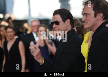 Cannes, Frankreich. 23. Mai 2014. US-Schauspieler John Travolta und US-Regisseur Quentin Tarantino (R) besuchen Sie die Premiere von "Sils Maria" während der 67. Internationalen Filmfestspiele von Cannes am Palais des Festivals in Cannes, Frankreich, am 23. Mai 2014. Foto: Hubert Boesl - kein Draht-SERVICE - Kredit: Dpa picture-Alliance/Alamy Live News Stockfoto