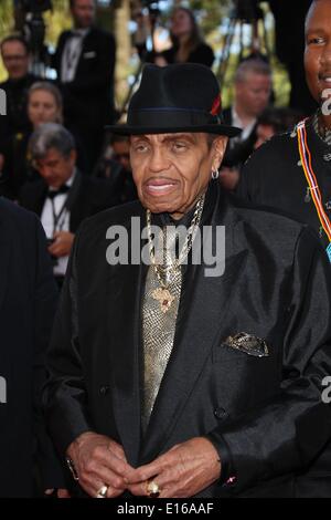 Cannes, Frankreich. 23. Mai 2014. Michael Jacksons Vater Joe Jackson besucht die Premiere von "Sils Maria" während der 67. Internationalen Filmfestspiele von Cannes am Palais des Festivals in Cannes, Frankreich, am 23. Mai 2014. Foto: Hubert Boesl - kein Draht-SERVICE - Kredit: Dpa picture-Alliance/Alamy Live News Stockfoto