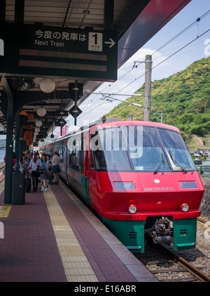 JR-Express-Zug kommt in Huis Ten Bosch, ein Themenpark in Sasebo, Nagasaki, Japan. Niederlande und niederländische Gebäude rekonstruiert. Stockfoto