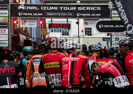 Die Reiter sammeln an der Startlinie vor der Pearl Izumi Tour Serie Runde 4 Rennen in Aberystwyth, Großbritannien Stockfoto